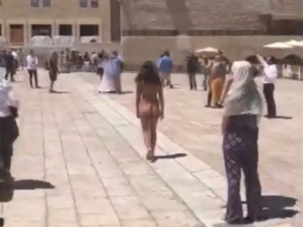 【動画】イスラエルの街中を女性が全裸で歩いた結果・・・