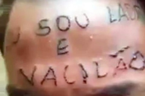 【動画】タトゥーショップで盗みを働いた若者、おでこに「私は泥棒で負け犬です」というタトゥーを彫られる