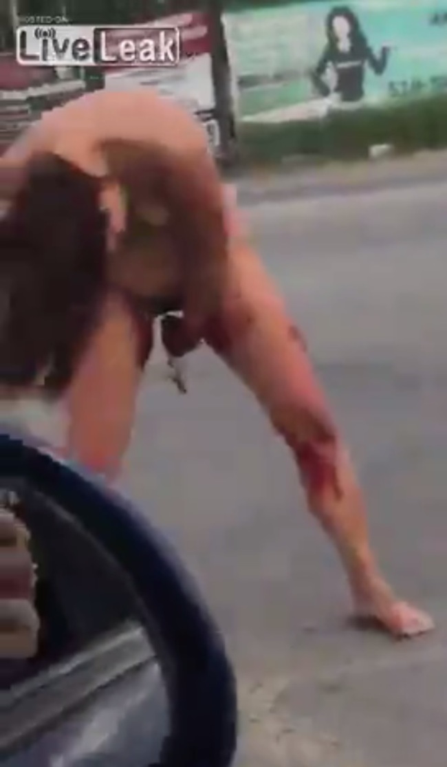 動 画(0:45 ～). ≪ MOVIE ≫ Naked blood-covered Russian woman runs on the road h...