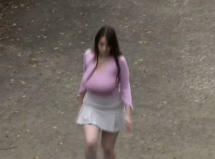 【動画】街でとんでもない爆乳が撮影される…こんなエロい体した女見た事ない