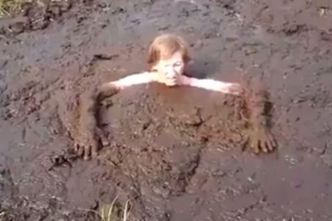「底なし沼」で死にゆく人間の伝説の動画。こんなの助かるわけないわ…