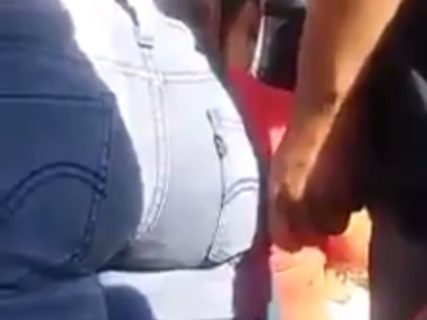 満員電車で未成年の少女に精液をかけようとしてる変態男が撮影される・・・（動画）