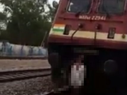 【閲覧注意】人身事故を起こした電車、とんでもない事をやってしまい炎上…（動画）