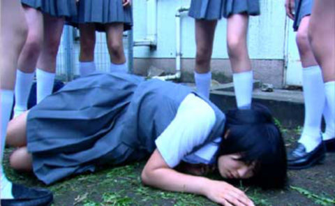 【動画】最近の女子高生が学校の屋上でやってる事・・・これは完全にアウトだわ