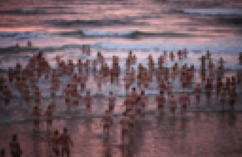 【画像】海水浴場に裸の男女４００人が集結した結果・・・