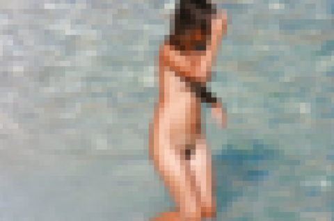 【画像】ヌーディストビーチに１０代の美少女が現れるという奇跡が起きる・・・（１６枚）