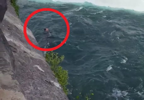 衝撃映像。ナイアガラの滝の「あと１０ｍで落ちる場所」に人が流れてきた結果・・・