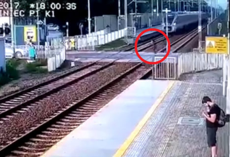 【動画】ＤＱＮ、電車が来てる踏切を猛ダッシュした結果こうなる・・・