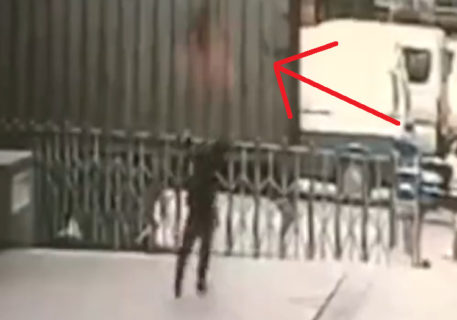 【衝撃映像】１１階から飛び降り自殺した女性を下で受け止めようとした男性はこうなる