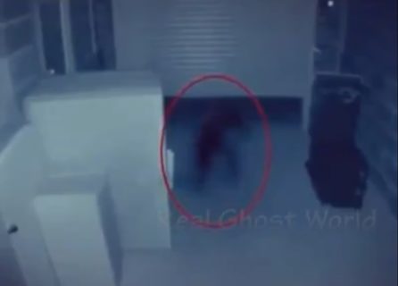 【動画】家に幽霊が出るのでカメラを仕掛けたら世にもおぞましいものが記録されていた
