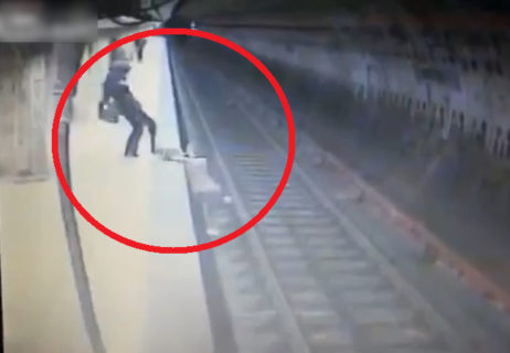 【閲覧注意】女子高生、駅のホームで障害者に突き落されぐるぐるぐるぐる…（動画あり）
