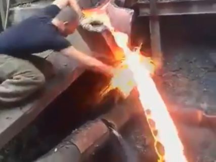 世界中で話題の動画。”溶けた鉄”（1500℃）に手を入れても大丈夫な事が判明！
