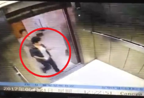 【恐怖】エレベーターに乗り込もうとしてるこの女に、今から恐ろしい事が起こります…（動画）