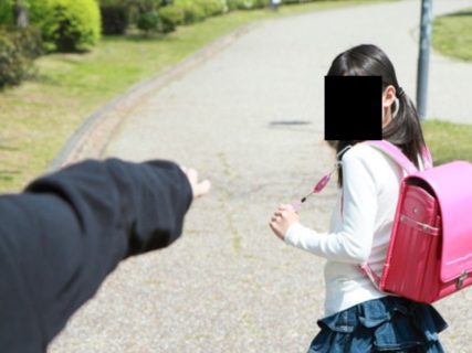 【閲覧注意】女子小学生、ランドセルを背負ったままパンツを脱がされ、レ●プされる…（画像あり）