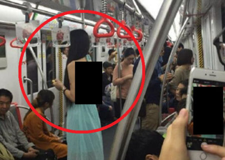 【画像】電車でエロい服着た女の子の背中がヤバすぎる・・・・