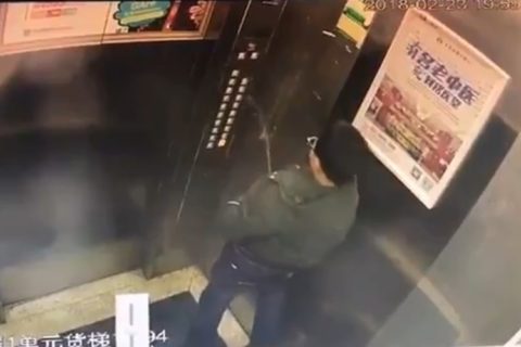 【動画】エレベーターでふざけてオシッコした小学生、３秒で罰が当たるｗｗｗｗｗｗ