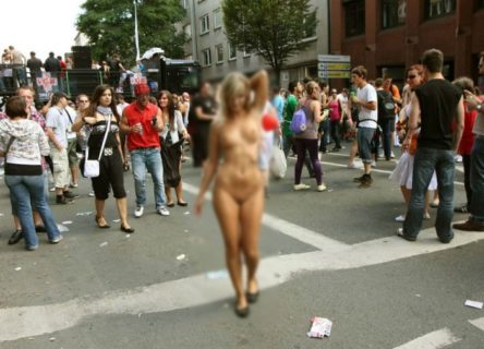 【画像あり】海外の街中にいるこういう奇跡の全裸美女ｗｗｗｗｗｗｗｗ