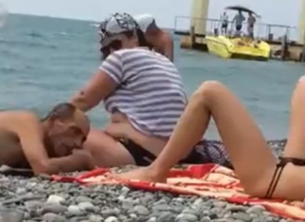 【動画あり】海水浴場で美少女が股を開いて寝てた時の夫婦の行動が話題にｗｗｗｗｗｗ