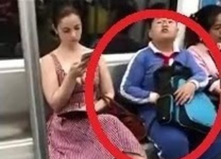 【画像】中１男子、電車の中で「この外国人女性」を見て性に目覚めてしまう…