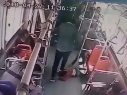 【狂気】バスで子供に蹴られた障害者、子供を地面に叩き付け、顔面を踏んでやり返す…（動画あり）