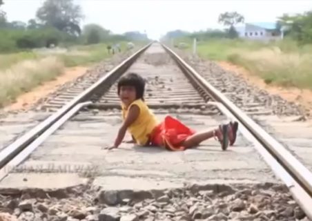 鉄道会社の注意喚起CM。「子供が危ない！」 ⇒ 死亡で大炎上。マジでイカレてる…（動画）