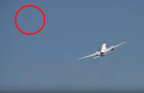【恐怖】航空機について行くUFOが撮影されてしまう…これは怖い…（動画あり）