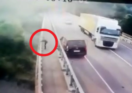 車が橋で事故る ⇒ ドライバーが物凄い勢いで橋から飛び降りる動画が怖すぎると話題に