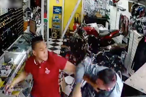 【閲覧注意】強盗さん、”ヤバい奴” がいる店を襲撃してしまい重傷・・・（動画あり）