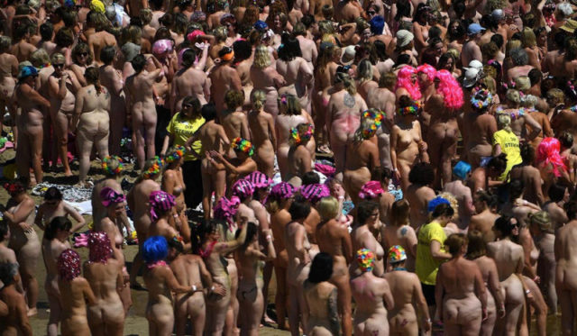 【衝撃映像】ヌーディストビーチに2505人の全裸女が現れ物凄い事にww（動画あり） ポッカキット