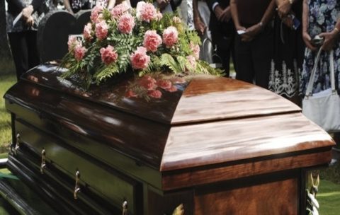 息子の葬式で棺桶を運んでいた父親の顔面に棺桶が落下、父親が死亡する映像が世界中で話題に