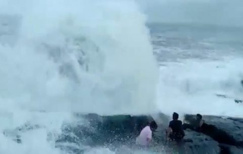 【衝撃映像】海にいるこの男女３人に今からヤバい事が起こります・・・・・・