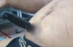 【動画】自分のへそにナイフを刺す男のビデオ