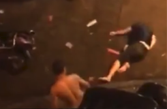 【動画】中国で倒れた男の頭部に巨大な石を2発投