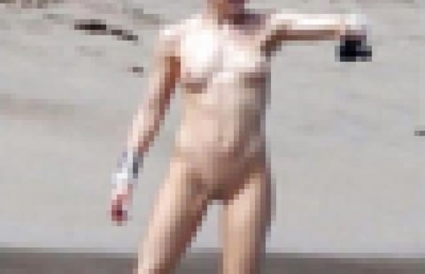【画像あり】女性タレント、ヌーディストビーチに全裸でいる所を盗撮されてしまうｗｗｗｗｗｗ