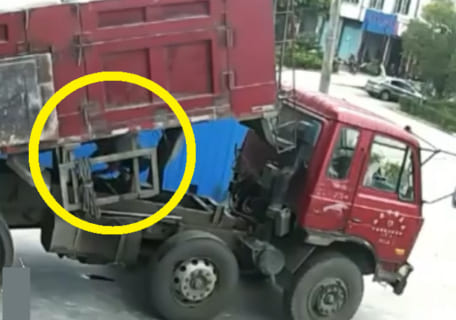【恐怖動画】トラックの荷台を持ち上げて作業していた男性、一瞬で圧死・・・・・
