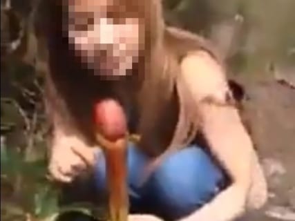 【動画あり】女の子、チンチンの形をした植物を思わず「こうして」しまうｗｗｗｗｗ