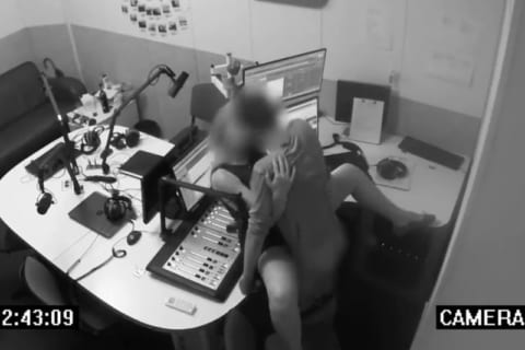 【狂気】ラジオDJ、本番中に女性とイクまでセ○クスしてしまう…（動画あり）
