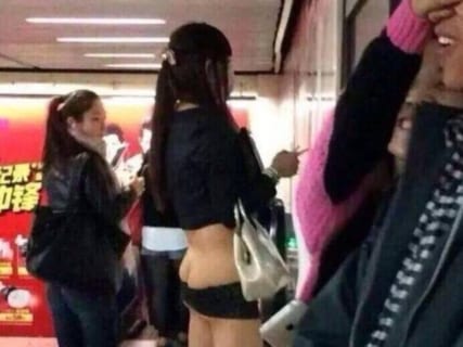 【画像】女子のショートパンツ、短くなり過ぎてアソコが見えそうｗｗｗｗｗ