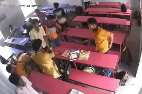【狂気】教室で「この映像」が撮影された後、高校生1人が変死体となって発見されたらしい