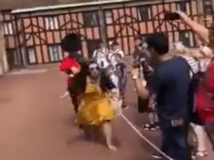 【動画】イギリスの近衛兵、中国人観光客をぶん殴るｗｗｗｗｗ