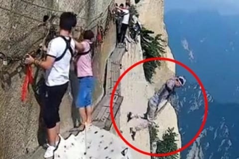 【超狂気】世界一危険な道「長空桟道」（標高2000m）から飛び降り自殺した人物が世界中で話題に
