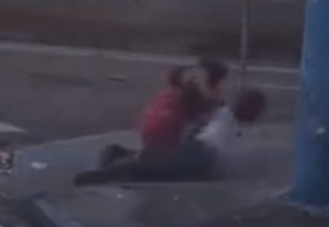 【衝撃映像】街中で女が女の顔面を地面に叩き付けて殺してて笑えない…