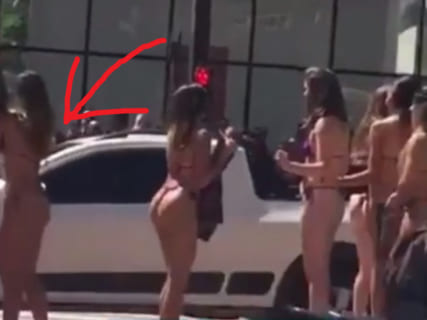 【画像】水着美女たちが走行中の車にセクシーボディー晒した結果ｗｗｗｗ