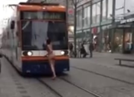 【激写】全裸女さん、走っている電車を止めてしまうｗｗｗｗｗｗ（動画あり）