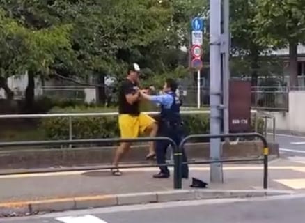 海外「日本の街中に危険人物が現れた時の、たった1人の警察官の対応をご覧くださいｗｗｗ」