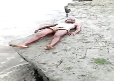 【衝撃映像】海沿いの崖に寝てるこの男に今からヤバい事が起こります・・・・・