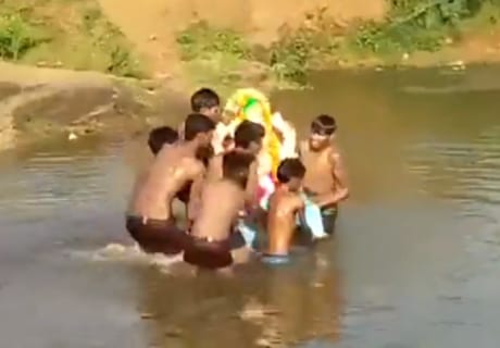 【閲覧注意】ヒンドゥー教の神の像を川に沈める儀式で子供たち4人が溺死　インド