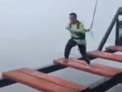 【恐怖】中国の ”落ちたら死ぬ” アトラクションで安全ロープが外れる瞬間。これは怖ぇえええ