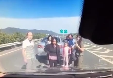 【衝撃映像】高速道路で事故って外に出た家族6人 ⇒ 今からヤバい事が起こります・・・