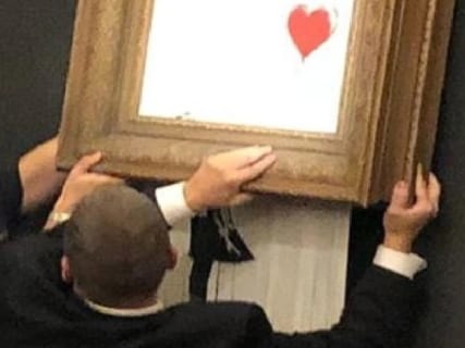 【動画】バンクシーの絵画、1億5000万円で落札された直後にシュレッダーで ”自滅” の瞬間